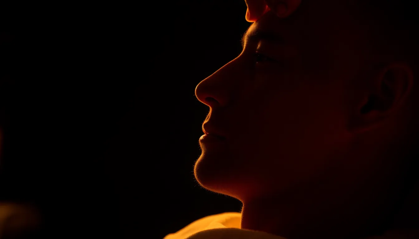 滑らかな肌を確認し笑顔を見せる男性