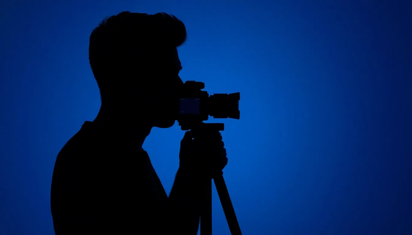 明るい窓際で自然な光を浴びる男性