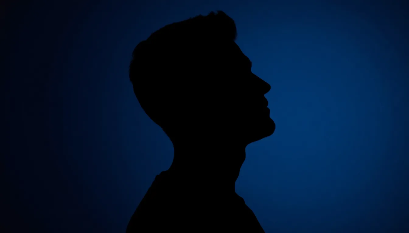 鏡で自分の顔をチェックする清潔感のある男性