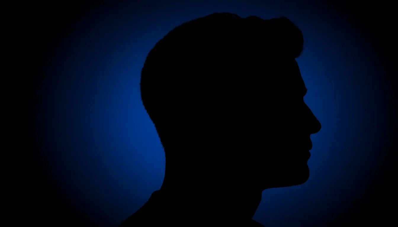 美容師にスマホで画像を見せながら説明する男性