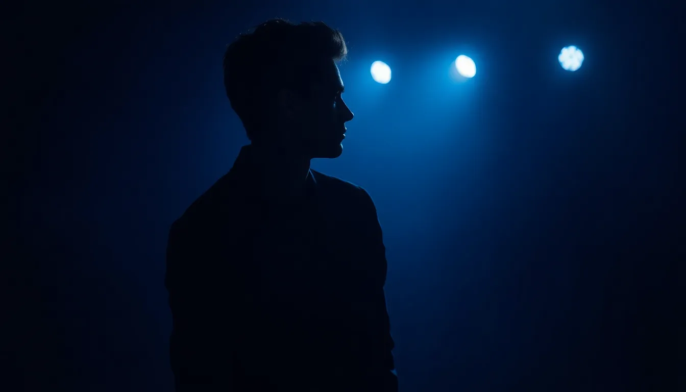 カフェのテラス席でリラックスした表情で座る、洗練された男性