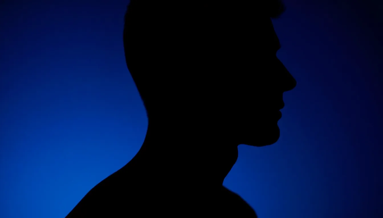 4シーズンのカラーパレットを見つめる男性